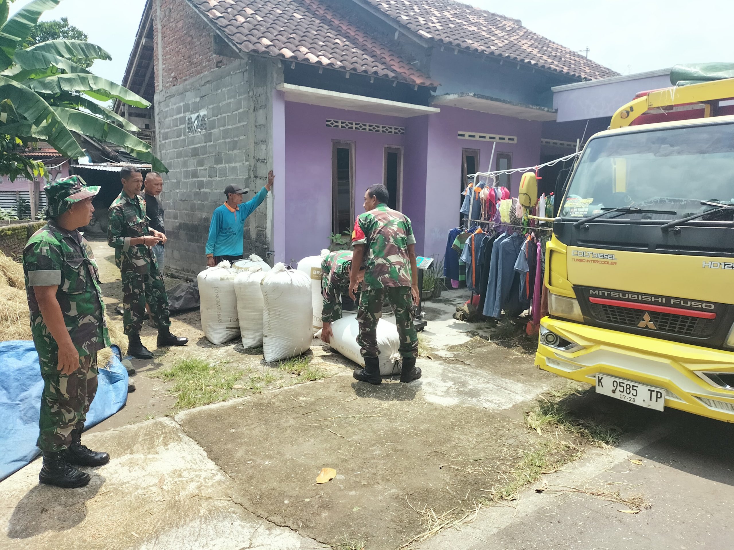Babinsa Desa Jebugan Koramil Klaten Utara Monitoring Penjualan Gabah Petani Kepada Bulog
