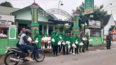 Anggota Koramil 22 Wonosari Bersama Persit KCK Ranting 23 Wonosari Kodim Klaten Bagikan Takjil Buka Puasa
