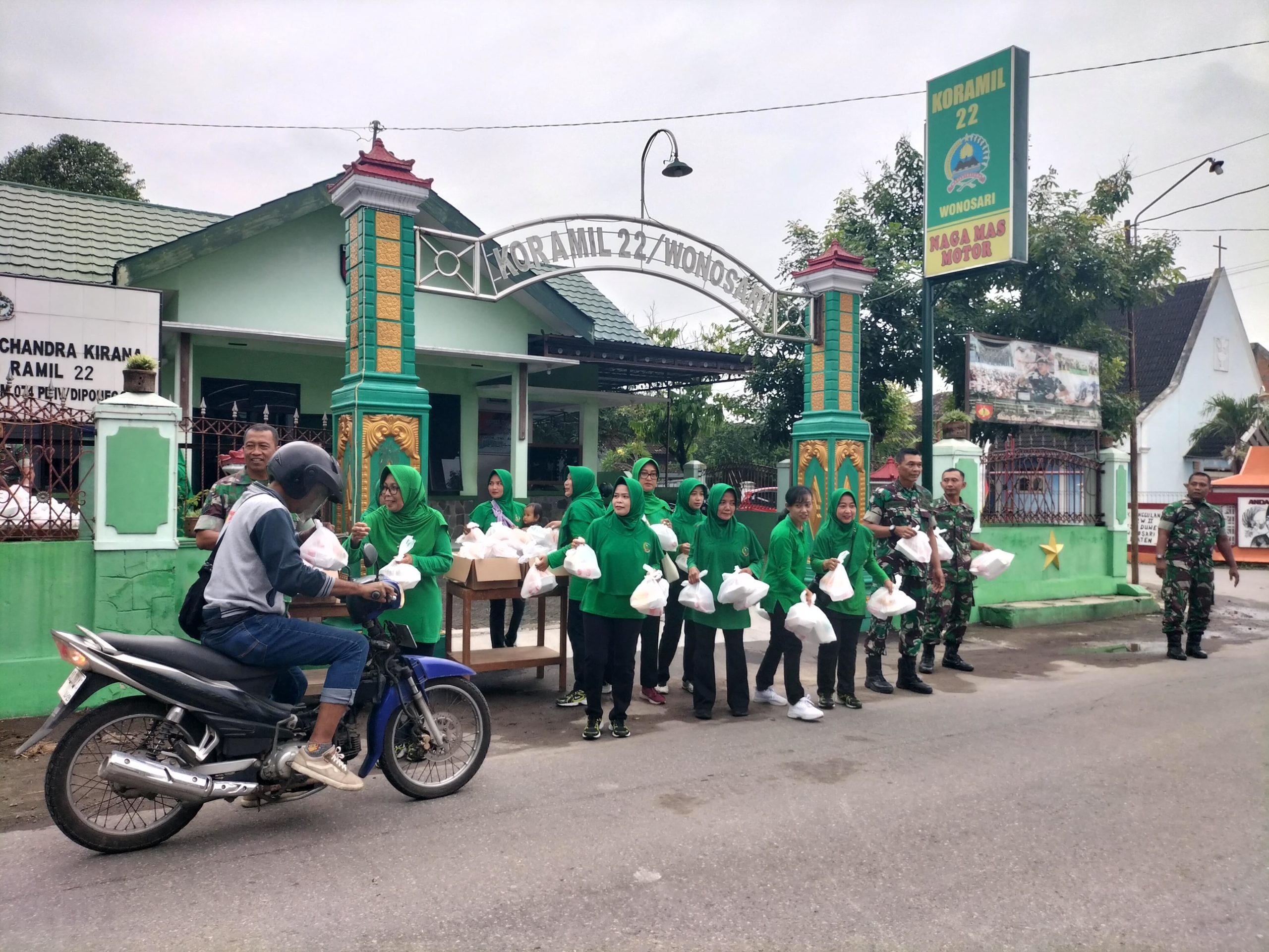 Anggota Koramil 22 Wonosari Bersama Persit KCK Ranting 23 Wonosari Kodim Klaten Bagikan Takjil Buka Puasa