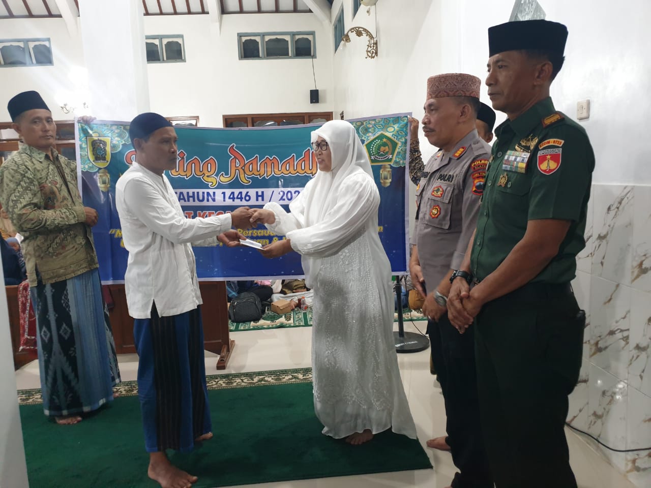 Danramil 21/Juwiring Kodim Klaten Bersama Forkopimcam Dan MUI Kecamatan Juwiring Gelar Tarawih Keliling 1446 H