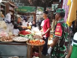 Jelang Lebaran Idul Fitri 1446 Hijriah di Pasar Tegalgondo, Babinsa Tegalgondo Lakukan Pendampingan Pengawasan Harga Sembako