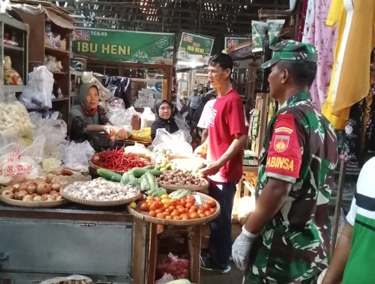 Jelang Lebaran Idul Fitri 1446 Hijriah di Pasar Tegalgondo, Babinsa Tegalgondo Lakukan Pendampingan Pengawasan Harga Sembako