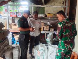 Anggota Koramil Delanggu Kodim Klaten Pantau Harga Sembako Di Pasar Ngeseng Desa Gatak