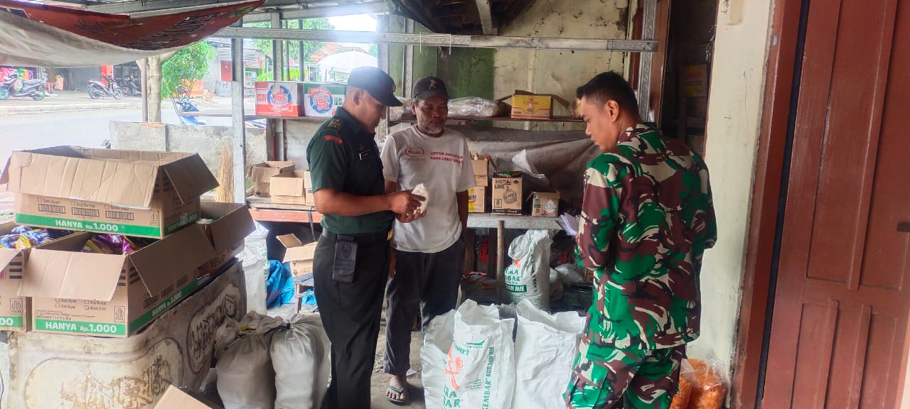 Anggota Koramil Delanggu Kodim Klaten Pantau Harga Sembako Di Pasar Ngeseng Desa Gatak