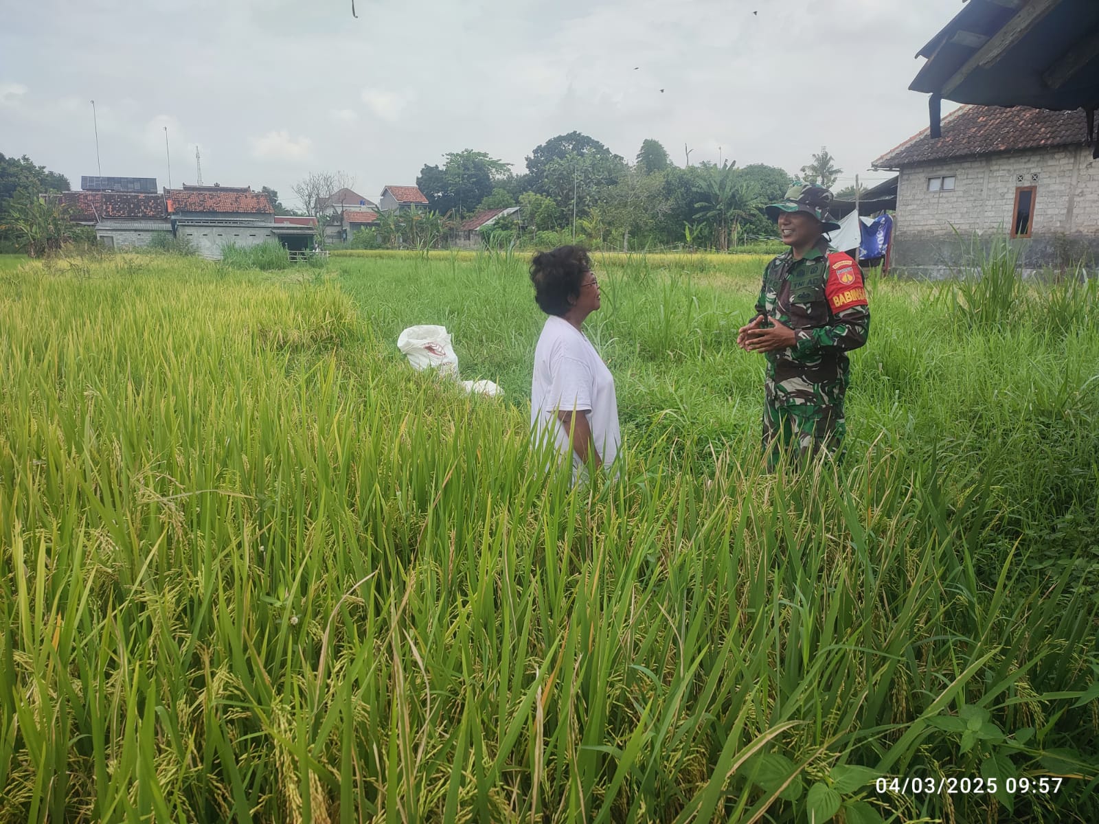 Babinsa Koramil Prambanan Kodim 0723 Klaten Sambangi Petani Binaan Di Dusun Gandekan, Sampaikan Ini