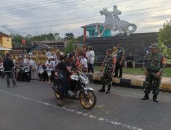 Anggota Koramil 12/Manisrenggo Bersama SPM Dan PKK Desa Tanjung Sari Gelar Kegiatan Pembagian Takjil 