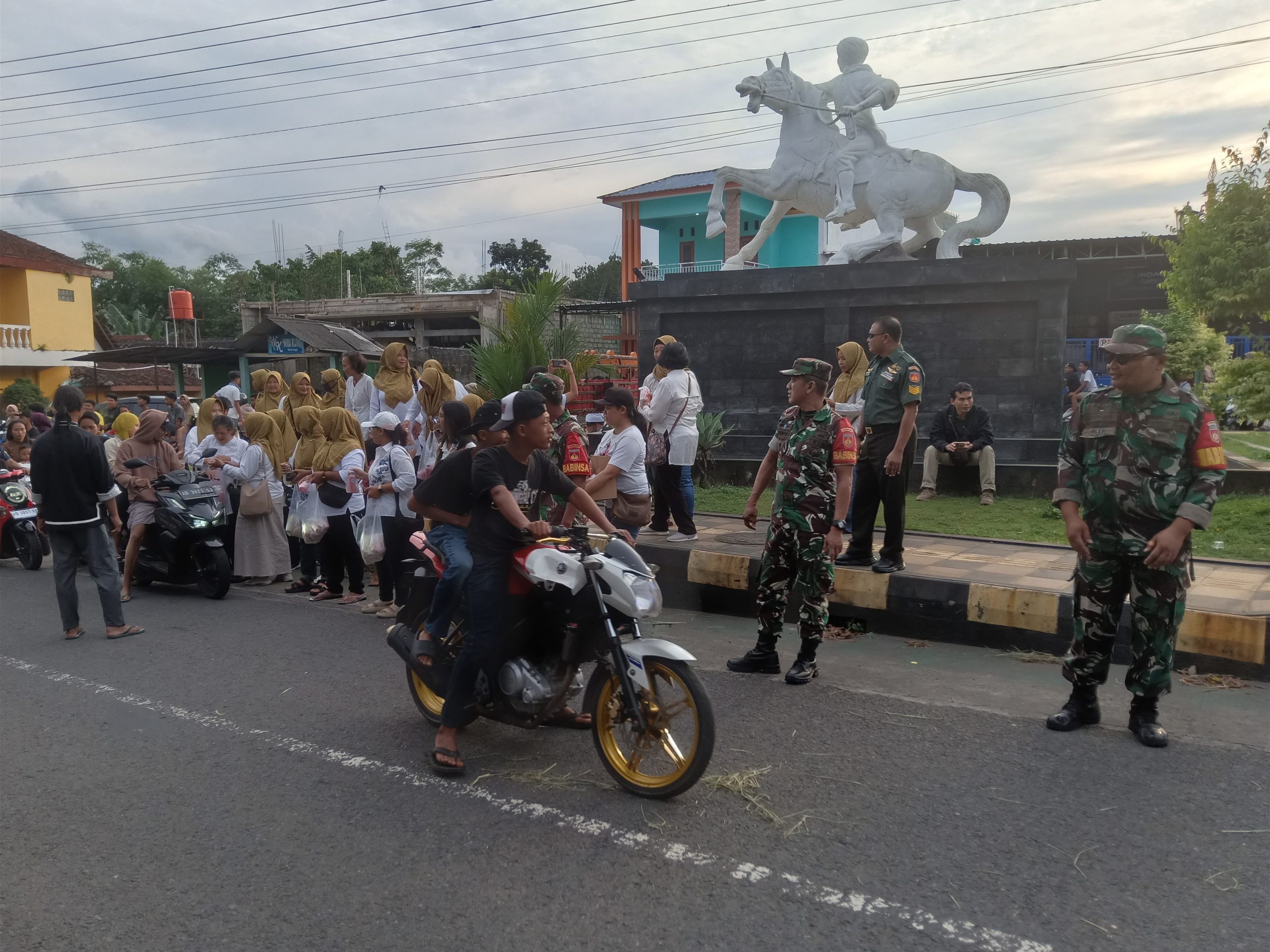 Anggota Koramil 12/Manisrenggo Bersama SPM Dan PKK Desa Tanjung Sari Gelar Kegiatan Pembagian Takjil 
