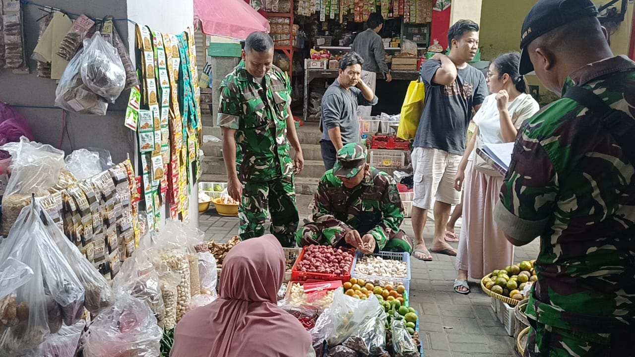 Jaga Kesetabilan Harga Barang, Koramil 24/Klaten Utara Monitoring Dan Pengecekan Harga Sembako