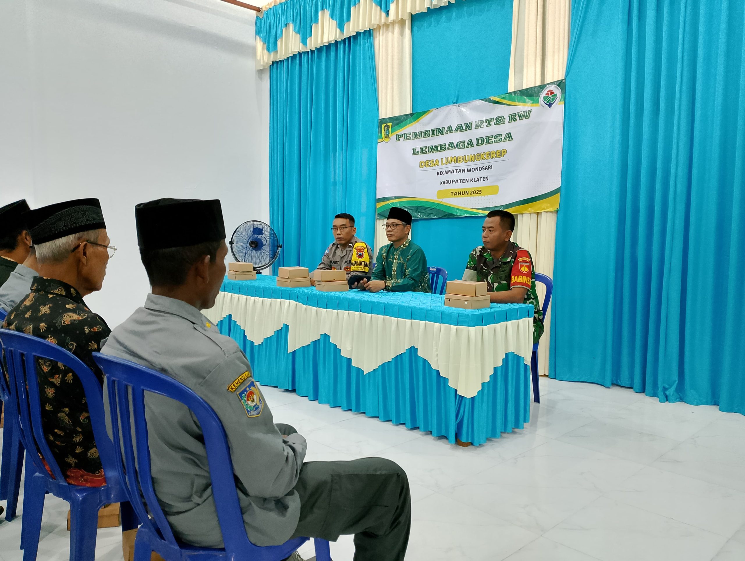 Babinsa Koramil Wonosari bersam Bhabinkamtibmas Beri Pembinaan RT RW Dan Linmas Desa Lumbungkerep Wonosari Klaten