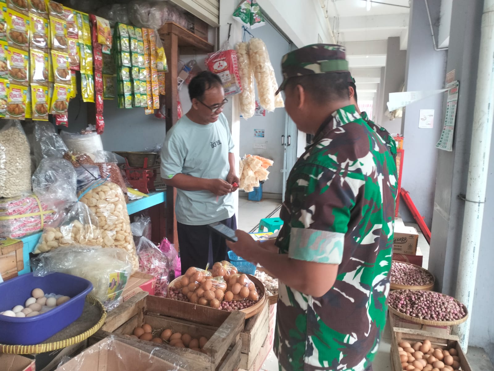 Monitoring Dan Pengecekan Harga Sembako Oleh Anggota Koramil 24/Klaten Utara Di Bulan Suci Ramadhan