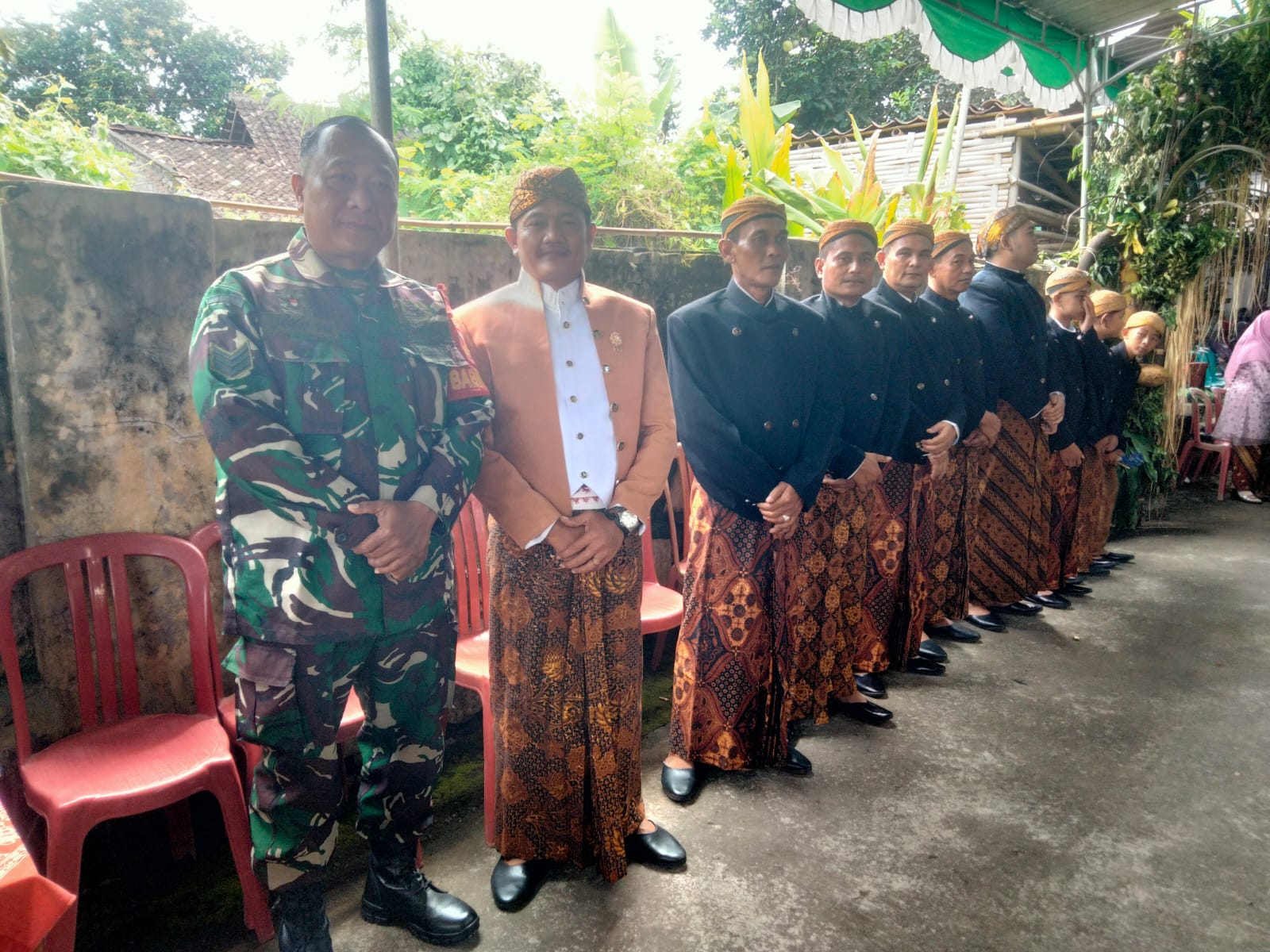 Babinsa Koramil Wonosari Klaten Amankan Hajatan Pernikahan Warga, Wujud Kepedulian TNI Terhadap Masyarakat