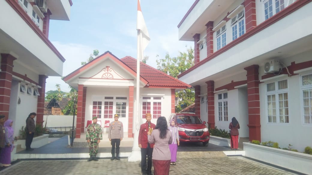 Bati Tuud Koramil 23/Ceper Hadiri Upacara Peringatan Hari Kartini Kecamatan Ceper