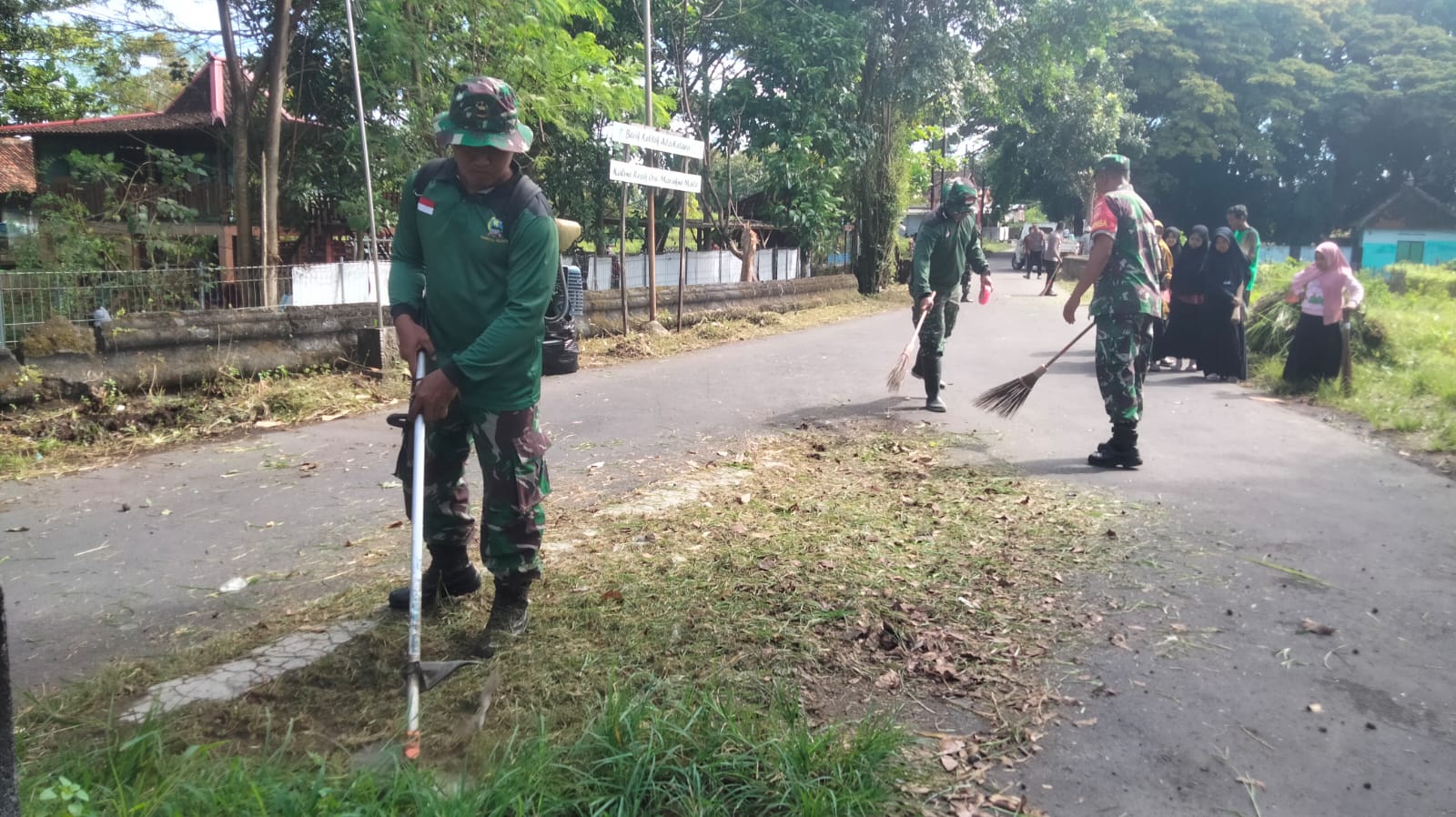 Peringati Hari Bumi Bersama Siswa TK Dan SD, Koramil Dan Polsek Wonosari Bersihkan Jalan Desa Bentangan Klaten