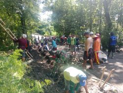 Babinsa Karangpakel Koramil Trucuk Bersama Warga Lakukan Karya Bakti Bangun Talud Jalan