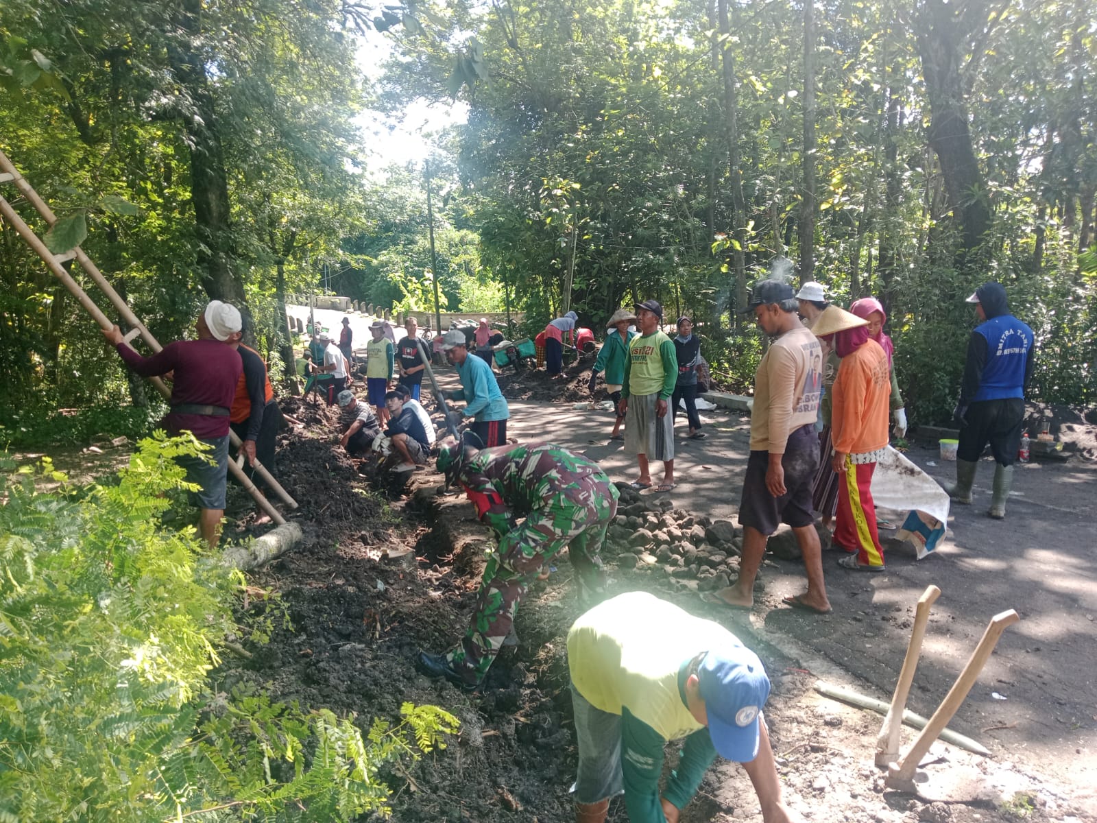 Babinsa Karangpakel Koramil Trucuk Bersama Warga Lakukan Karya Bakti Bangun Talud Jalan