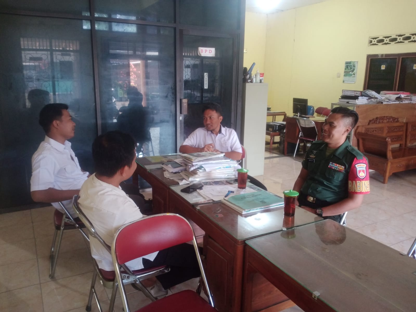 Perkuat Sinergi, Babinsa Koramil Delanggu Jalin Komunikasi Bersama Aparat Pemerintah Desa Bowan Klaten