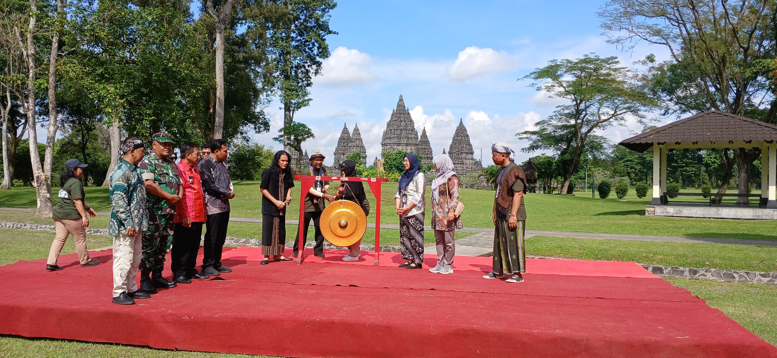 Danramil 09/Prambanan Kodim Klaten Hadiri Gelar Seni “Klaten Obah Bareng #2” Peringati World Dance Day 2025