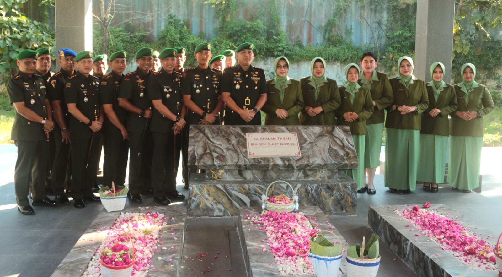 Dalam Rangka Hut Ke-59 Korem 074/Warastratama, Dandim 0723/Klaten Mengikuti Ziarah Rombongan Di TMP Kusuma Bhakti Jurug