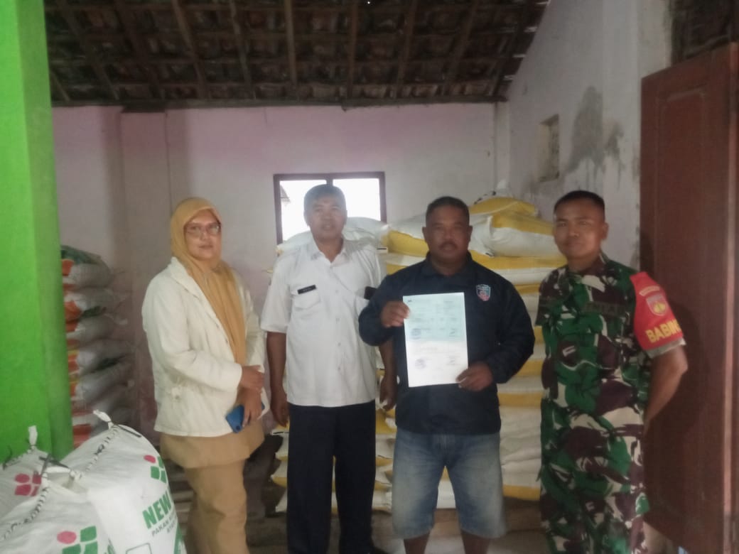 Babinsa Koramil Klaten Utara Dan PPL Klaten Utara Monitoring Penyaluran Pupuk Untuk Petani Di Desa Ketandan