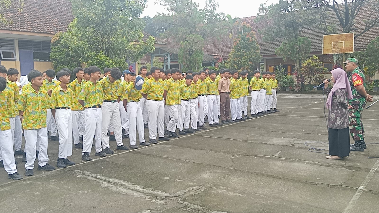 Babinsa Koramil 12/Manisrenggo Bina Karakter Dan Disiplin Siswa SMPN 3 Manisrenggo Dan Sosialisasikan Dampak Kenakalan Remaja