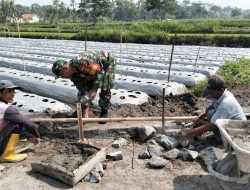 Bangun Desa, Babinsa Koramil 12/Manisrenggo Kodim 0723/Klaten Karya Bhakti Pembangunan Pondasi Jalan Dukuh Karangmojo