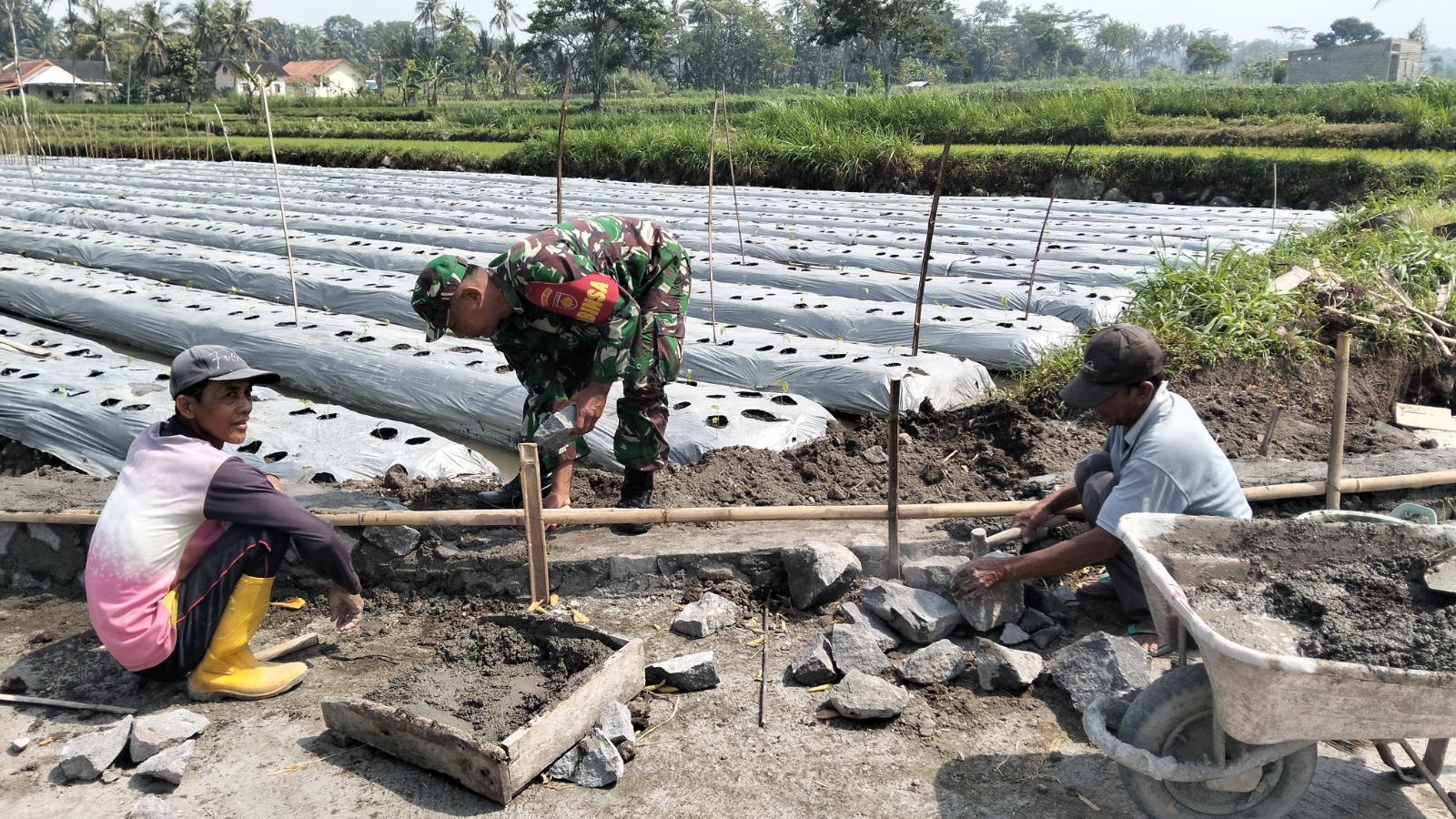 Bangun Desa, Babinsa Koramil 12/Manisrenggo Kodim 0723/Klaten Karya Bhakti Pembangunan Pondasi Jalan Dukuh Karangmojo