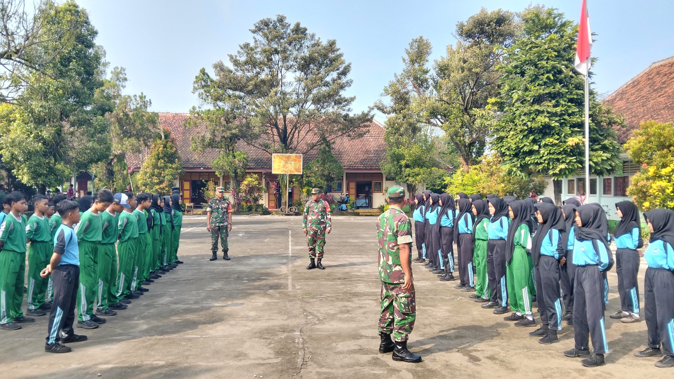 Berikan Karakter Dan Kedisiplinan, Anggota Koramil 12/Manisrenggo Latih PBB Siswa-Siswi SMPN 3 Manisrenggo