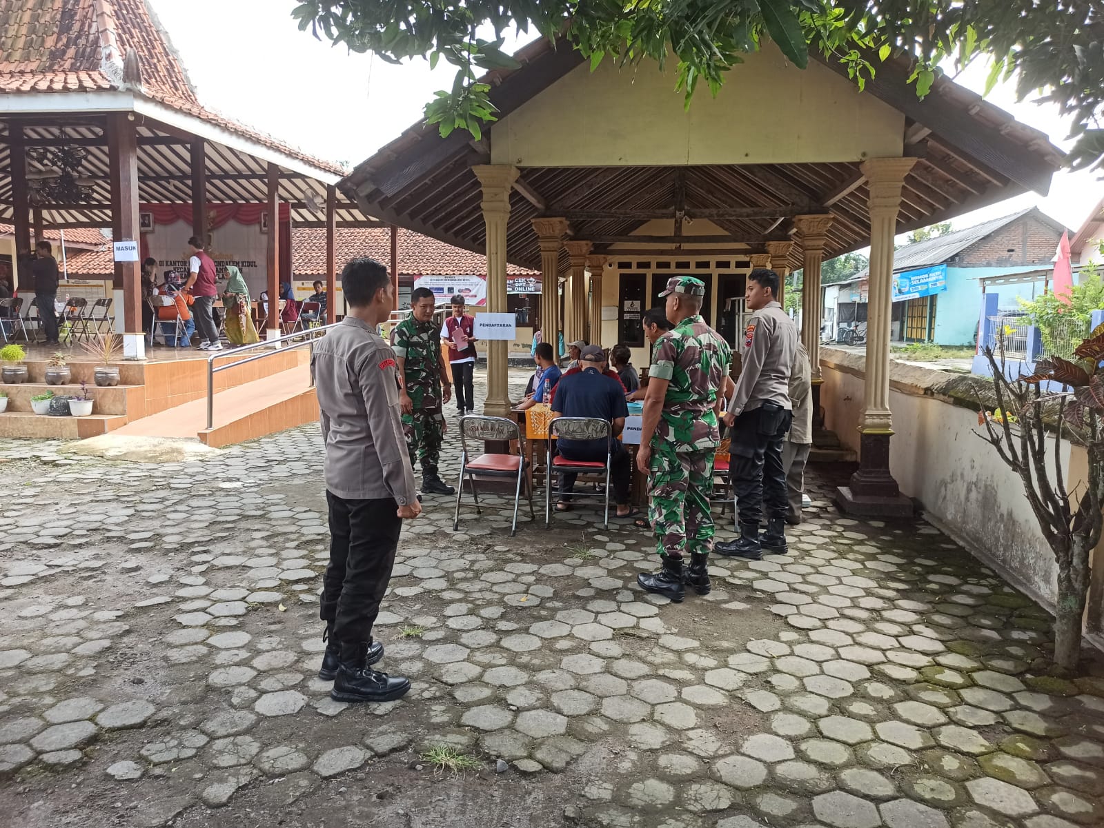 Koramil 09/Prambanan Klaten Amankan Bakti Sosial Pengobatan Gratis Dalam Rangka Waisak 2569 BE/2025