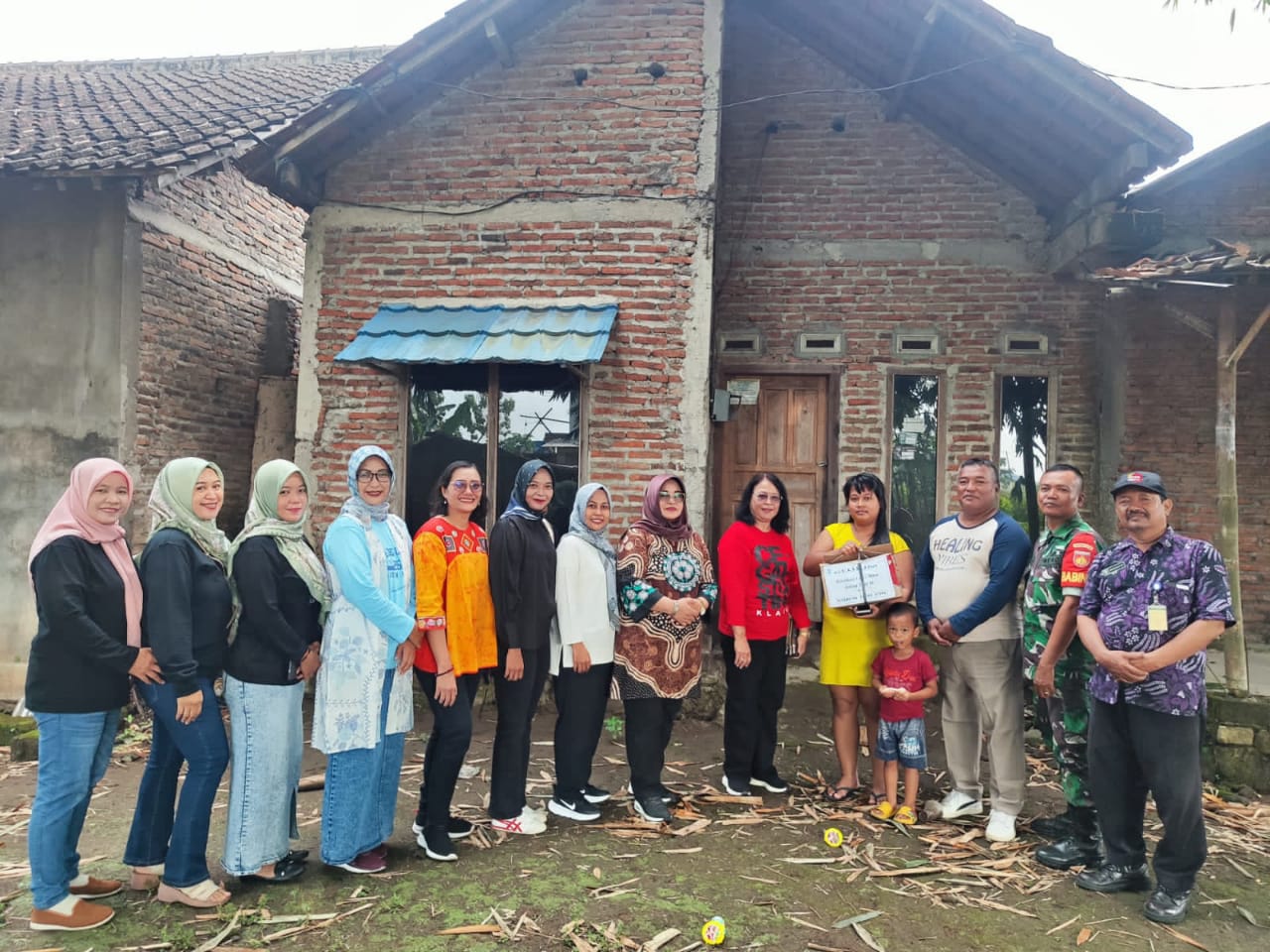 Cegah Stunting, Babinsa Desa Ketandan Bersama Camat Klaten Utara Berikan Makanan Bergizi Dan Sembako