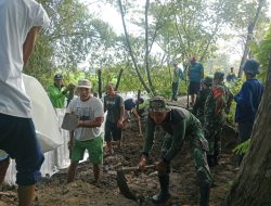 Babinsa Koramil 17/Karangdowo Bersama Warga Perbaiki Jalan Longsor Di Desa Tumpukan Klaten