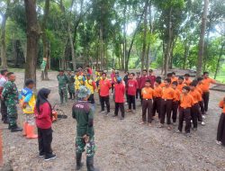 TNI Bersama Warga Desa Kalikotes Gelar Karya Bhakti Bersih Sungai untuk Cegah Banjir