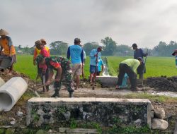 Babinsa Desa Balak Cawas Klaten Bersama Warga Lakukan Karya Bakti Perbaikan Saluran Irigasi Sawah