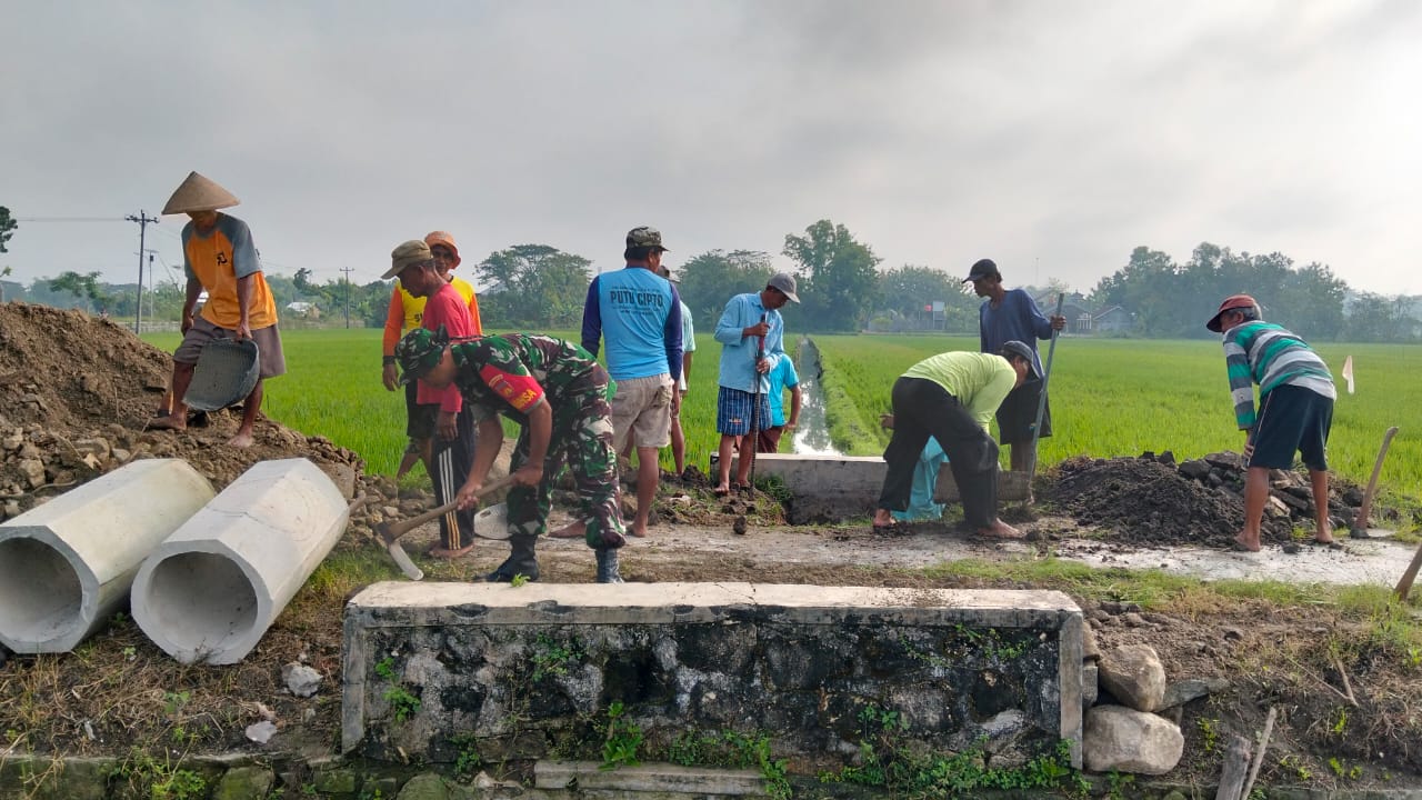 Babinsa Desa Balak Cawas Klaten Bersama Warga Lakukan Karya Bakti Perbaikan Saluran Irigasi Sawah
