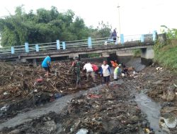 Babinsa Prambanan Klaten dan Warga Laksanakan Gotong Royong Pembersihan Sungai Dam Ngelo Desa Bugisan