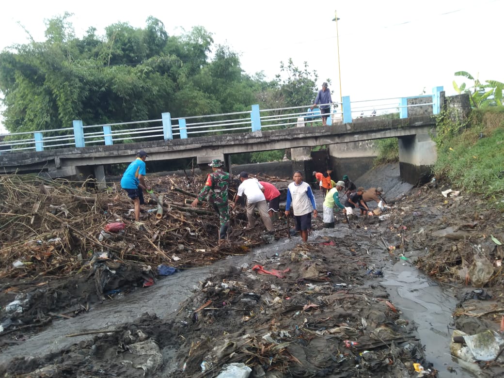 Babinsa Prambanan Klaten dan Warga Laksanakan Gotong Royong Pembersihan Sungai Dam Ngelo Desa Bugisan