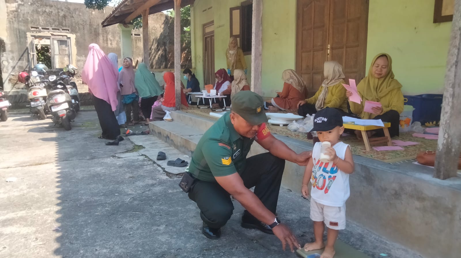 Babinsa Desa Duwet Wonosari Dampingi Pelaksanaan Posyandu, Dukung Upaya Peningkatan Kesehatan Masyarakat