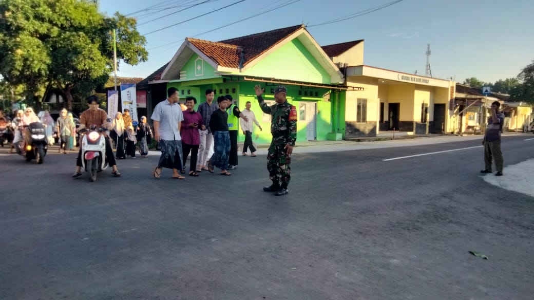 Babinsa Kodim 0723 Klaten Amankan Sholat Idul Adha Di Desa Duwet Wonosari Klaten