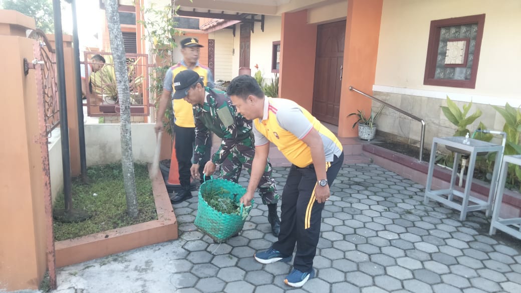 Koramil 22 Wonosari Dan Polsek Wonosari Gelar Karya Bakti Bersihkan Tempat Ibadah Di Desa Duwet Klaten