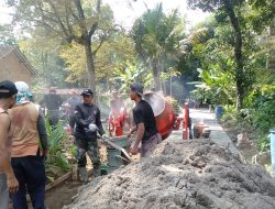 Babinsa Koramil 05/Jatinom Bersama Warga Gotong Royong Pengecoran Jalan Dukuh Mojopuro Beteng Klaten