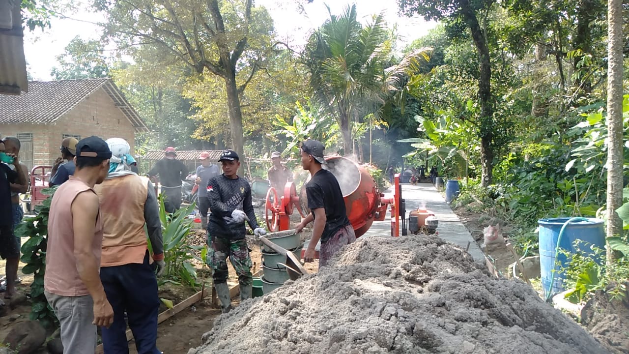 Babinsa Koramil 05/Jatinom Bersama Warga Gotong Royong Pengecoran Jalan Dukuh Mojopuro Beteng Klaten