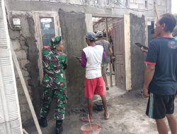 Semangat Gotong Royong, Babinsa Ketandan Koramil 24 Klaten Utara Bantu Perbaikan Rumah Warga