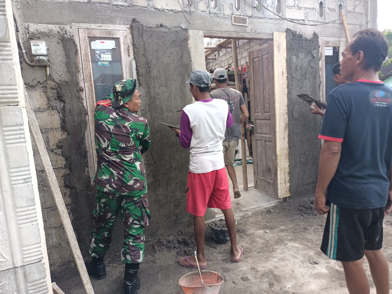 Semangat Gotong Royong, Babinsa Ketandan Koramil 24 Klaten Utara Bantu Perbaikan Rumah Warga