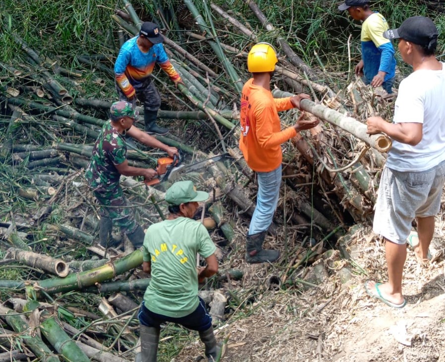 Babinsa Desa Bero Klaten Bersama Relawan Dan Warga Gelar Karya Bakti Evakuasi Rumpun Bambu Di Sungai Cino