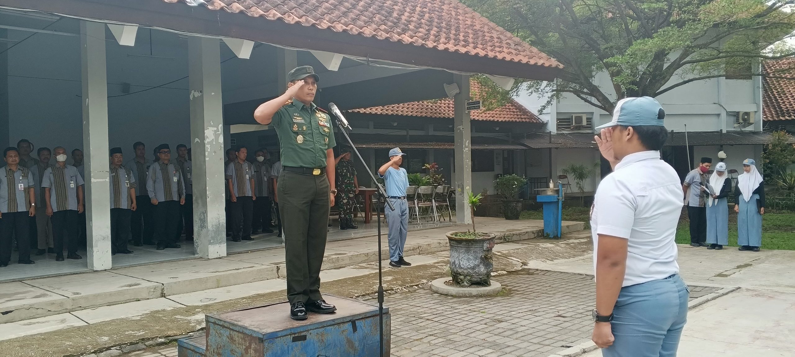 Sampaikan Pesan Ini, Danramil 18/Bayat Pimpin Apel Pagi Di SMK Negeri 1 Rota Bayat Klaten