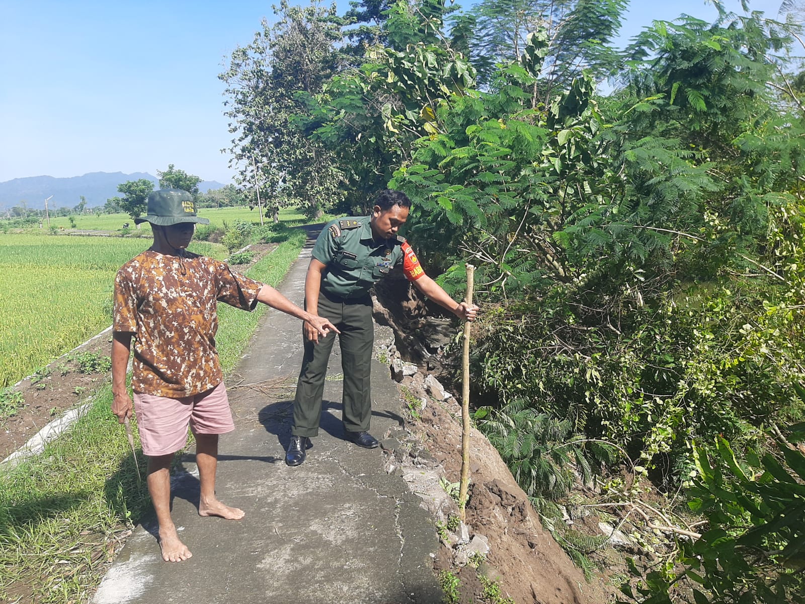 Babinsa Desa Balak Klaten Tinjau Jalan Longsor Penghubung Antar Dukuh
