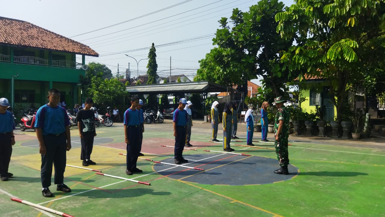 Berikan Pelatihan PBB Dan Wawasan Kebangsaan, Babinsa Koramil 09/Prambanan Datangi SMP Negeri 1 Prambanan Klaten