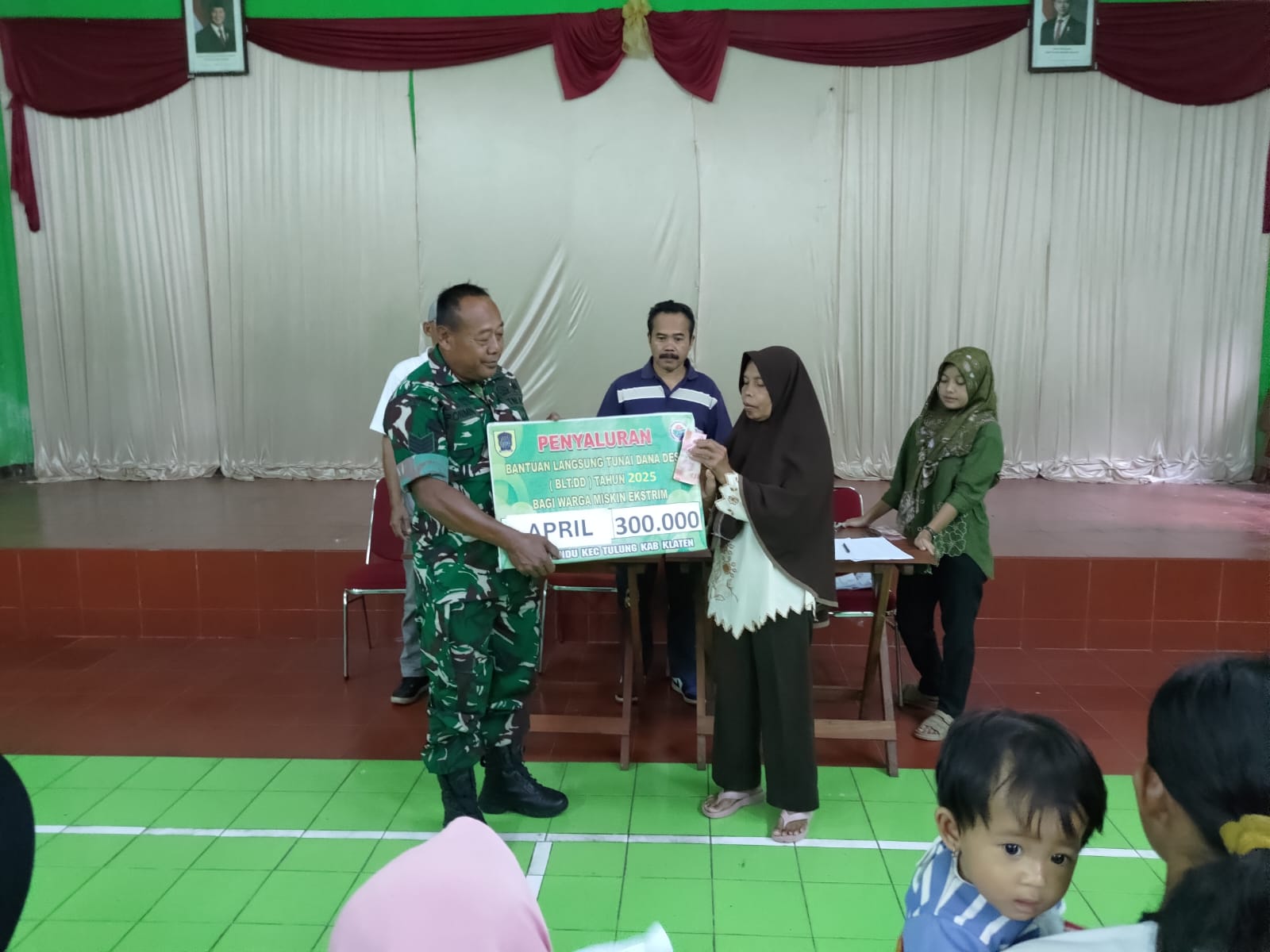 Babinsa Koramil 16/Tulung Dampingi Penyaluran BLTDD Desa Mundu Klaten