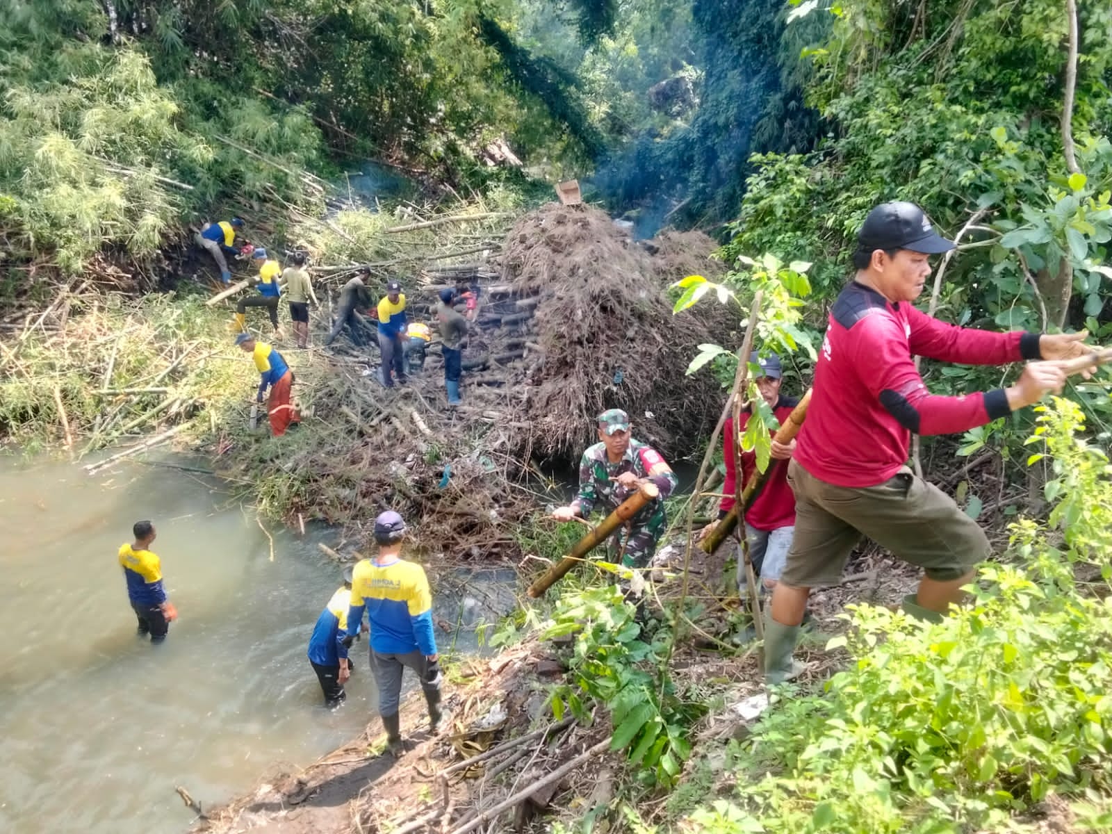 Babinsa Desa Bulurejo Klaten Bersama Relawan Laksanakan Karya Bakti Bersihkan Rumpun Bambu Di Anak Sungai Pusur
