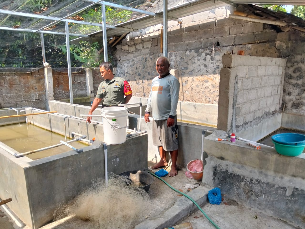 Dukung Pemberdayaan Ekonomi Warga, Babinsa Koramil 12/Manisrenggo Sambangi Peternak Lele Di Desa Kebonalas Klaten