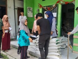 512 Keluarga Penerima Manfaat Warga Desa Jarum Terima Bantuan Pangan